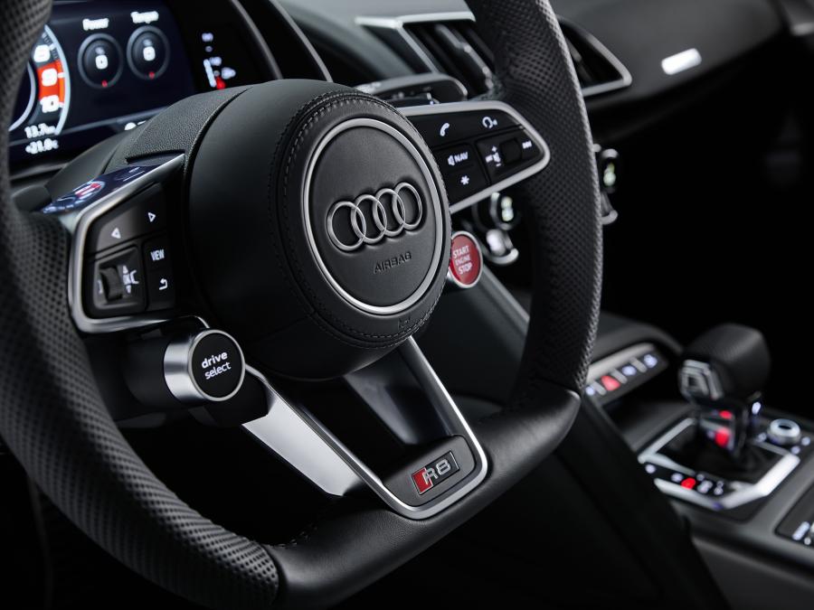 Детали интерьера Audi R8 V10 RWD Coupe 2019 года  (WW) (фото 22 из 34)